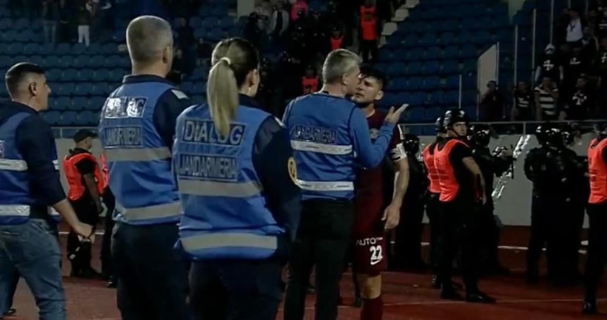 Imagini noi cu scandalul de la vestiare: Săpunaru, lovit de un bărbat cu hanoracul lui FCU! Moldovan l-a luat în primire: „De ce dai, mânca-ți-aș?!”