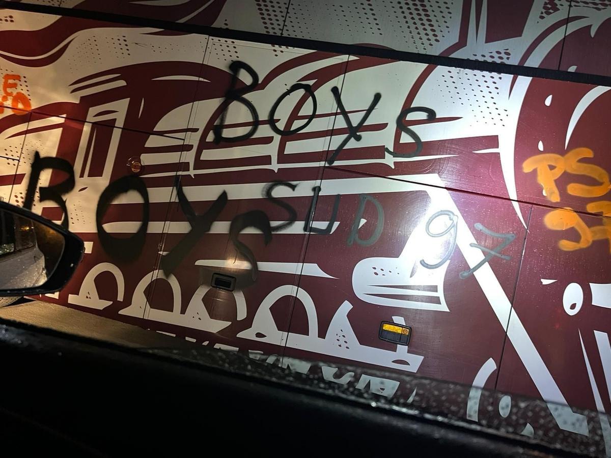 Au început șicanele! Autocarul Rapidului, vandalizat de ultrașii formaţiei FCU Craiova înaintea meciului direct