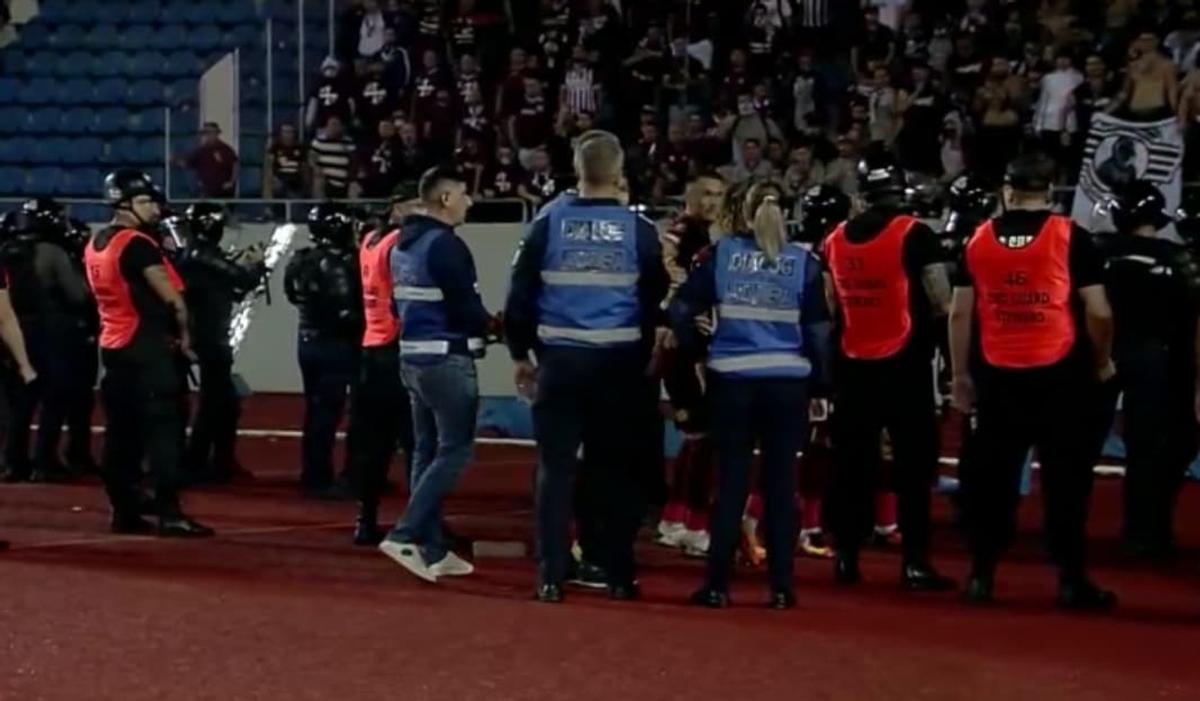 Săpunaru, reacții golănești după eșecul cu Craiova! Scandal cu jandarmii pe teren + a sărit la bătaie pe tunel » Colegii s-au chinuit să-l oprească