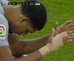 Momente teribile la Cadiz - Barcelona! Meciul a fost oprit aproape o oră, după ce un fan a făcut infarct » Portarul a fugit după defibrilator, apoi suporterul a fost resuscitat și dus la spital