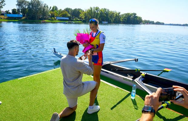 Cerută în căsătorie imediat cum a coborât din barcă, după titlul mondial la canotaj » „Complot” pus la cale de colegele din echipajul de 8 plus 1