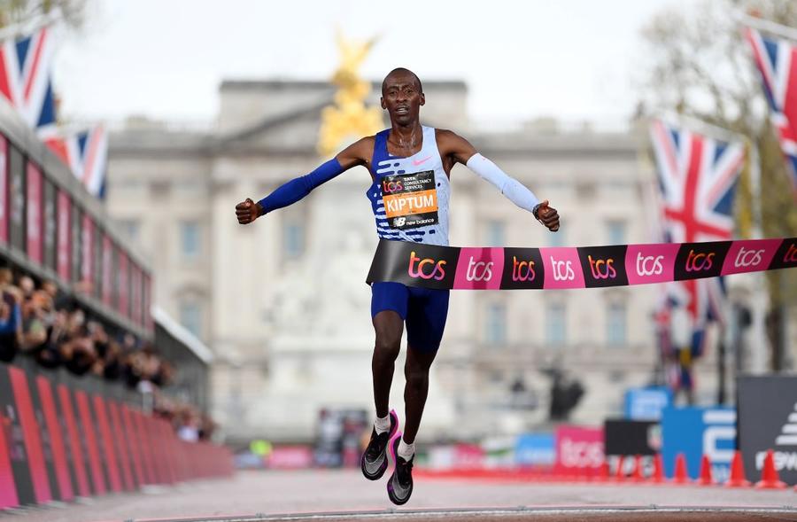 Kelvin Kiptum, deținătorul recordului mondial la maraton (2:00,35), care a decedat într-un accident de mașină, în februarie 2024 Foto: Getty Images David Popovici și Pan Zhanle, până unde?! Analiză monumentală Washington Post: cât mai pot sportivii să doboare recordurile?