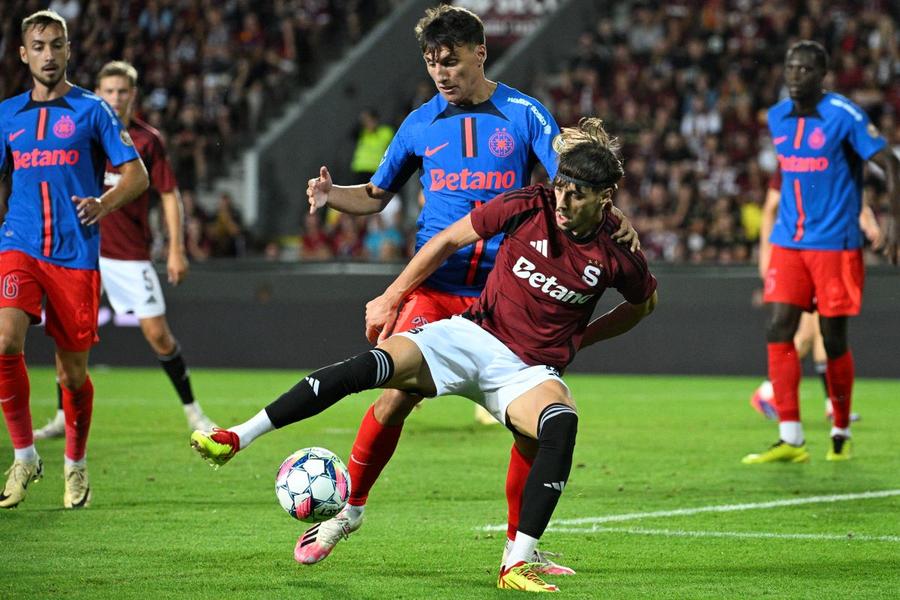 Veljko Birmancevic (în duel cu Risto Radunovic) a reușit o „dublă” în Ghencea în victoria Spartei Praga (3-2), care a aruncat-o afară pe FCSB din Ligă / Foto: Imago Suma reală pe care o va câștiga FCSB din Europa League » Departe de estimările bombastice ale finanțatorului Gigi Becali