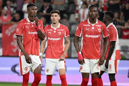 Sunt indicii serioase că FCSB va aborda transferul lui Kennedy Boateng (stânga) de la Dinamo. Când și în ce condiții?