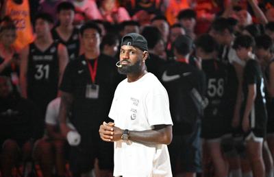 Superstarul LeBron James, în mijlocul unei controverse, după o vizită făcută în China și niște interviuri acordate jurnaliștilor asiatici
