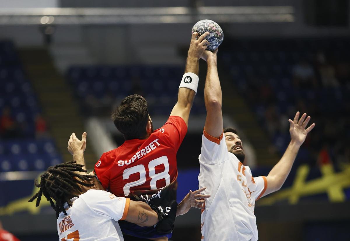 Dinamo cedează pe final, la Polivalentă, în fața lui Montpellier, la debutul în grupele Ligii Campionilor
