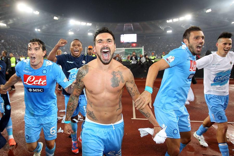 Lavezzi în 2012, după finala Cupei Italiei câștigată cu Napoli în fața lui Juventus. Foto: Imago Images Tremura incontrolabil » Apariție care i-a îngrijorat pe fani a fostului star al Europei, la 41 de ani: „Ce păcat să-l vezi așa”