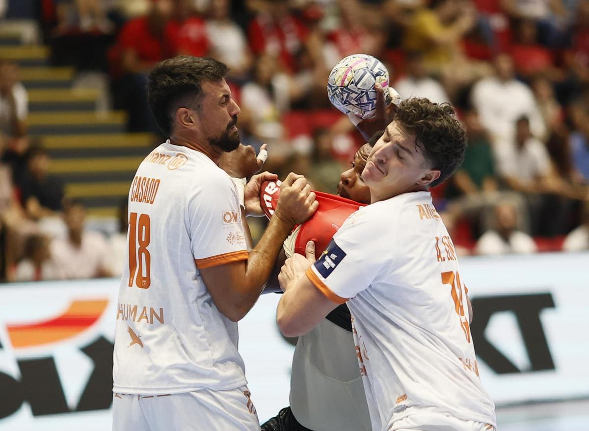 Dinamo cedează pe final, la Polivalentă, în fața lui Montpellier, la debutul în grupele Ligii Campionilor