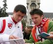 Andrei Nițu oferă un autograf într-o deplasare cu prima echipă a lui Dinamo / FOTO: Arhivă Gazeta Sporturilor