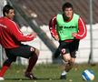 Andrei Nițu trece de Ionel Ganea la un antrenament din 2006  FOTO: Arhivă Gazeta Sporturilor