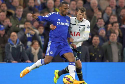 Vlad Chiricheș, în duel cu Didier Drogba, într-un Chelsea - Tottenham/ foto Imago Images