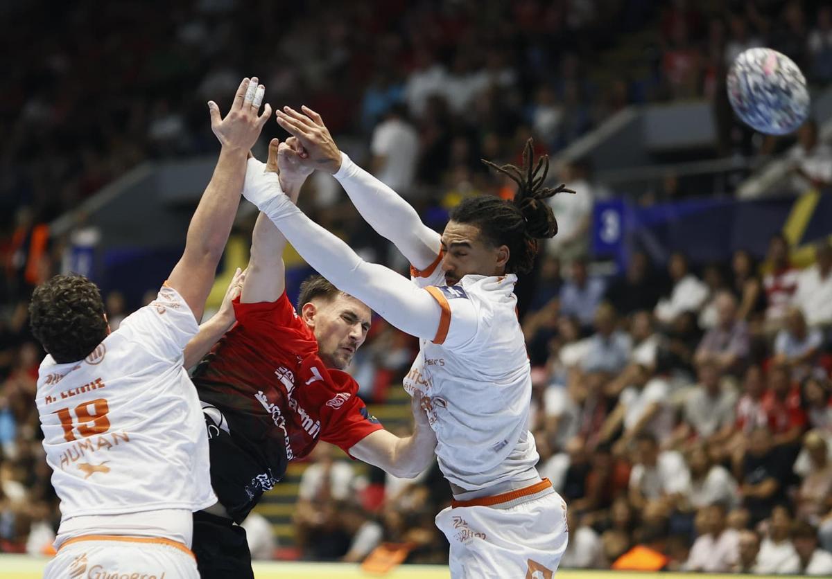 Dinamo cedează pe final, la Polivalentă, în fața lui Montpellier, la debutul în grupele Ligii Campionilor