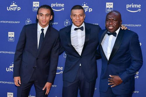 Kylian Mbappe, în centru, alături de fratele Ethan (stânga) și de tatăl Wilfried / Foto: Imago