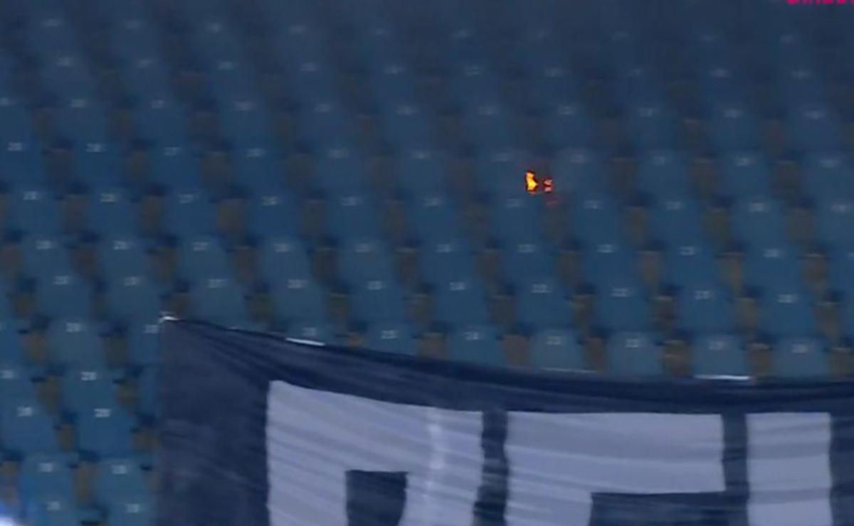 Craiova - Rapid. Torțe fani olteni / FOTO: Captură @TV Telekom Sport