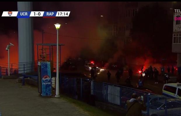 VIDEO Fanii și-au făcut de cap la meciul dintre FC U Craiova 1948 și Rapid! Intervenție în forță a jandarmilor