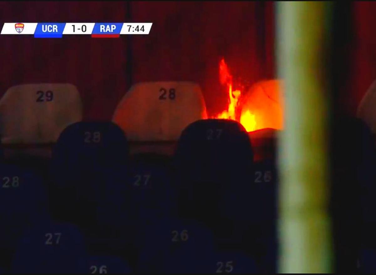 Craiova - Rapid. Torțe fani olteni / FOTO: Captură @TV Telekom Sport