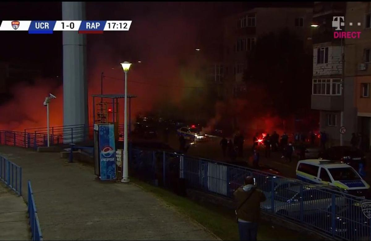 Craiova - Rapid. Torțe fani olteni / FOTO: Captură @TV Telekom Sport
