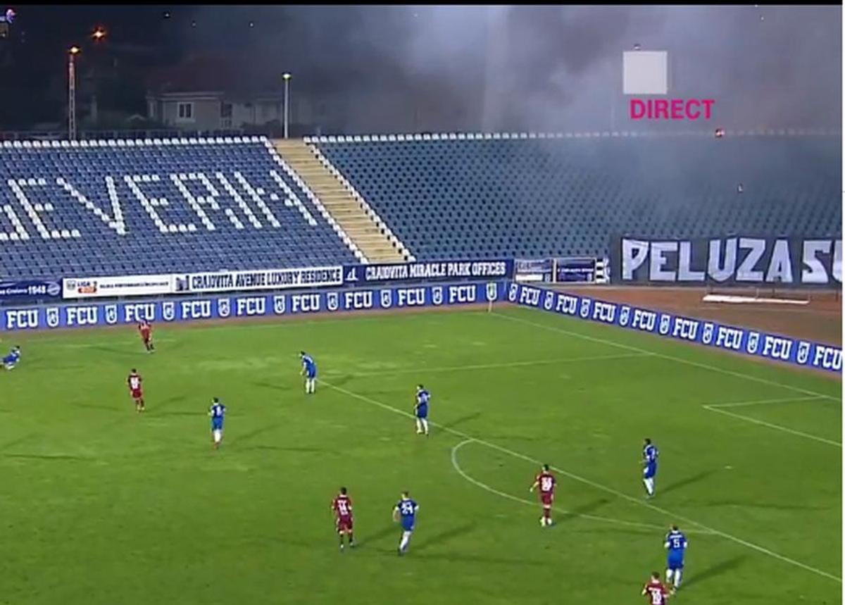 Craiova - Rapid. Torțe fani olteni / FOTO: Captură @TV Telekom Sport