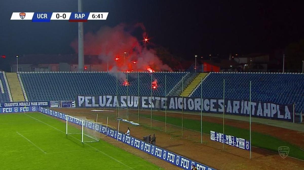 Craiova - Rapid. Torțe fani olteni / FOTO: Captură @TV Telekom Sport