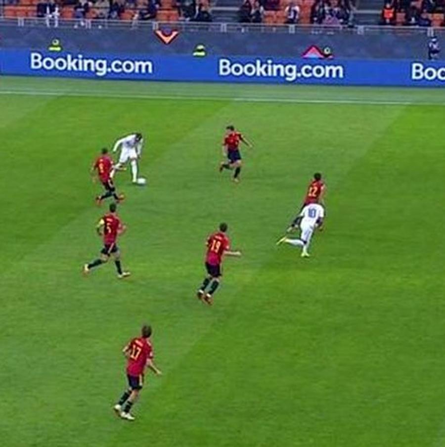 Momentul pasei pentru Mbappe, aflat în spatele liniei fundașilor Cât de moral e golul lui Mbappe