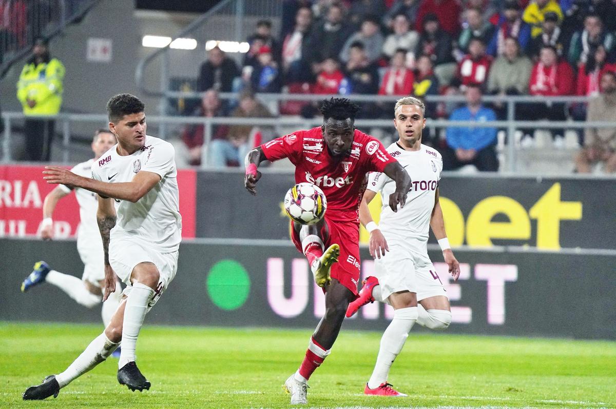 CFR Cluj și-a făcut-o cu mâna ei la Arad! Cu om în plus 20 de minute, campioana se împiedică de UTA » Clasamentul după 13 etape