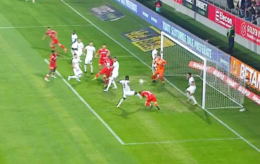 Momentul în care Malele îl lovește pe Cascini / FOTO: Captură @Orange Sport 1 CFR Cluj și-a făcut-o cu mâna ei la Arad! Cu om în plus 20 de minute, campioana se împiedică de UTA » Clasamentul după 13 etape