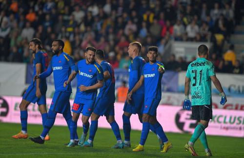 Gigi Becali (64 de ani), patronul de la FCSB, are un nou preferat: Andrei Cordea (24 de ani), extrema dreapta care a dat o pasă de gol în victoria cu Petrolul, scor 2-0/ FOTO: Raed Krishan