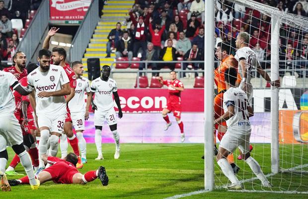 CFR Cluj și-a făcut-o cu mâna ei la Arad! Cu om în plus 20 de minute, campioana se împiedică de UTA » Clasamentul după 13 etape