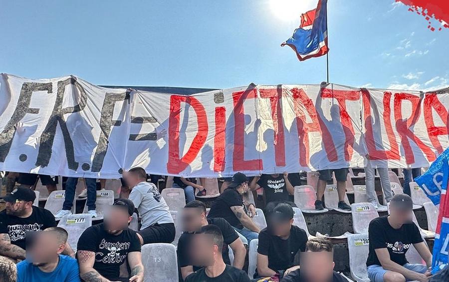 Mesajul afișat de steliști la Buzău / Sursă foto: Facebook@ AS47 CSA Steaua, amendă după amendă. Pedepsită pentru demonstrația anti-Ciolacu » Cât însumează sancțiunile primite de „militari” în ultimele luni