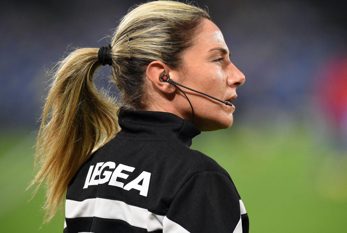 Gest controversat în Serie A » Ce a pățit arbitrul care a refuzat să o salute pe asistenta lui înaintea partidei: „E surprinzător că se vorbește de sexism”