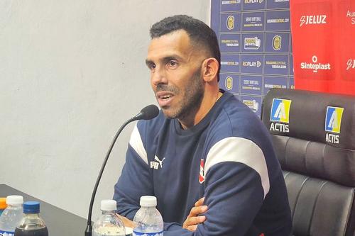 Carlos Tevez se ocupă și de educația jucătorilor de la Independiente. Foto: Instagram