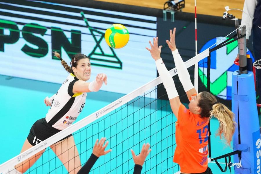 Isidora Kockarevic în acțiune Foto CEV Primă victorie pentru Alba Blaj în Liga Campionilor » A dominat-o pe Gran Canaria, 3-0!