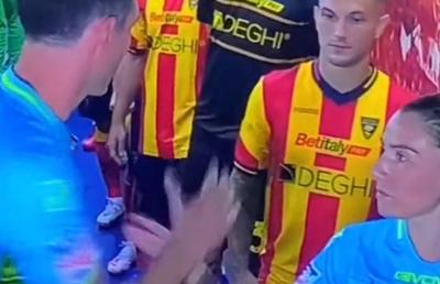 Gest controversat în Serie A » Ce a pățit arbitrul care a refuzat să o salute pe asistenta lui înaintea partidei: „E surprinzător că se vorbește de sexism”
