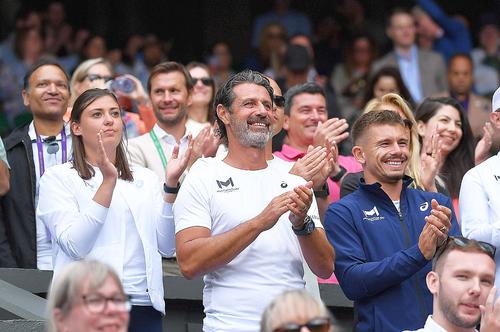 În centru, Patrick Mouratoglou. În stânga lui, Candice Gohier, care i-a fost fizioterapeută Simonei Halep // foto: Imago Images