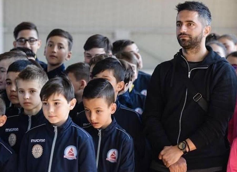 Cristocea, înconjurat de copii în noua sa meserie / Sursă foto: Facebook@ Victoria Cumpăna Ce mai face și cum arată azi Vasilică Cristocea, la 17 ani de la transferul în Ghencea
