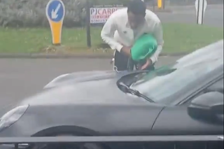 Incredibil! Fotbalistul din Premier League a rămas în stradă cu Porsche-ul de 230.000 de euro