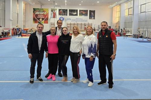 Ioan Suciu, Camelia Voinea, Mihai Covaliu, Sabrina Voinea Nadia Comăneci, Marcela Fumea și Răzvan Șelariu în sala de gimanstică de la „Lia Manoliu” FOTO Facebook