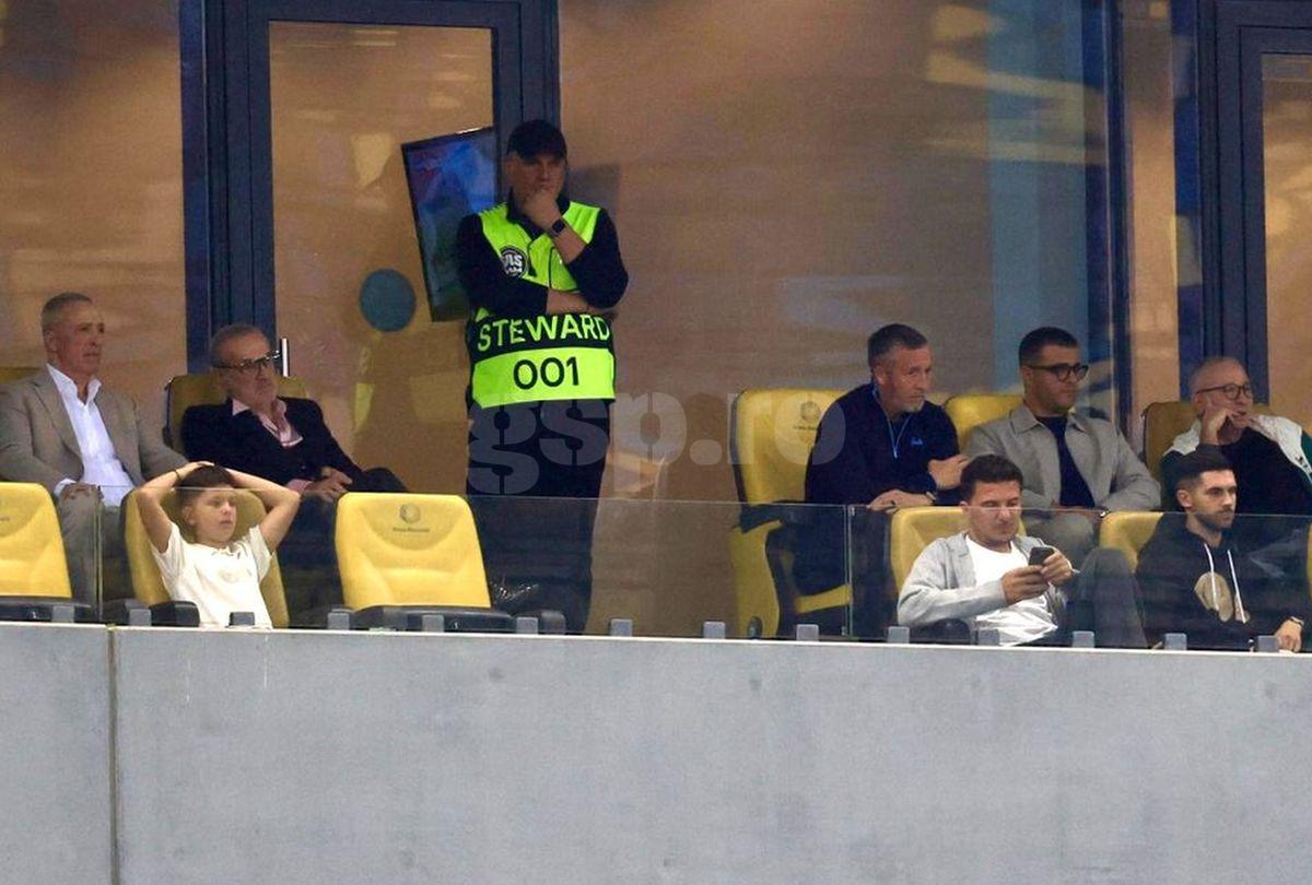Nu s-a văzut la TV » Ce s-a întâmplat în loja lui Becali, la revenirea pe stadion