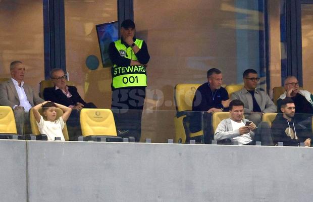 Nu s-a văzut la TV » Ce s-a întâmplat în loja lui Becali, la revenirea pe stadion