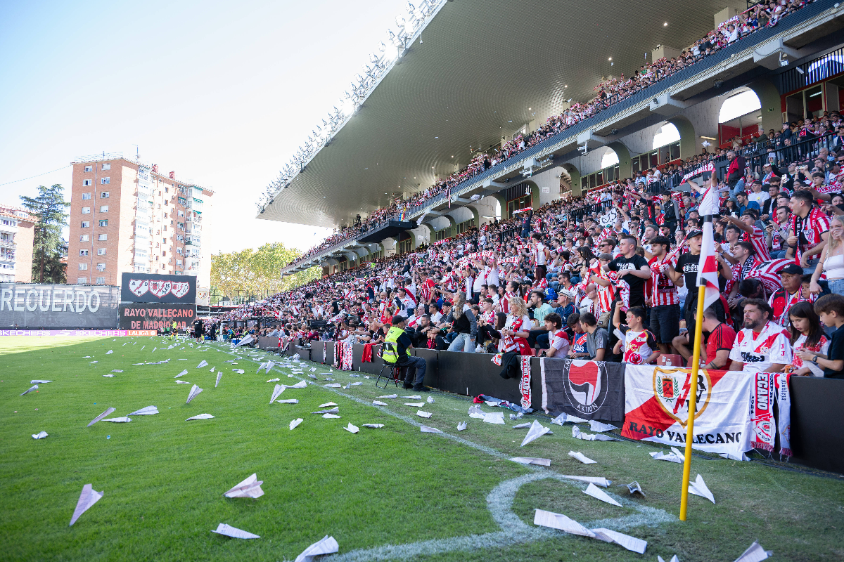 Meci suspendat în La Liga » Fără Andrei Rațiu în teren, fanii lui Rayo Vallecano au aruncat cu obiecte în teren: „Să salvăm Rayo”