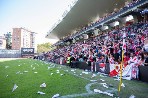 Cu Andrei Rațiu, lăsat în afara lotului, lui Rayo Vallecano au întrerupt partida din La Liga // foto: imago images