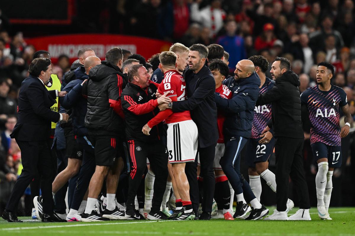 Scandal în plin derby: l-a lovit cu capul pe jucătorul de la Manchester United