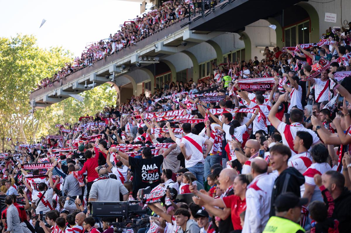 Meci suspendat în La Liga » Fără Andrei Rațiu în teren, fanii lui Rayo Vallecano au aruncat cu obiecte în teren: „Să salvăm Rayo”