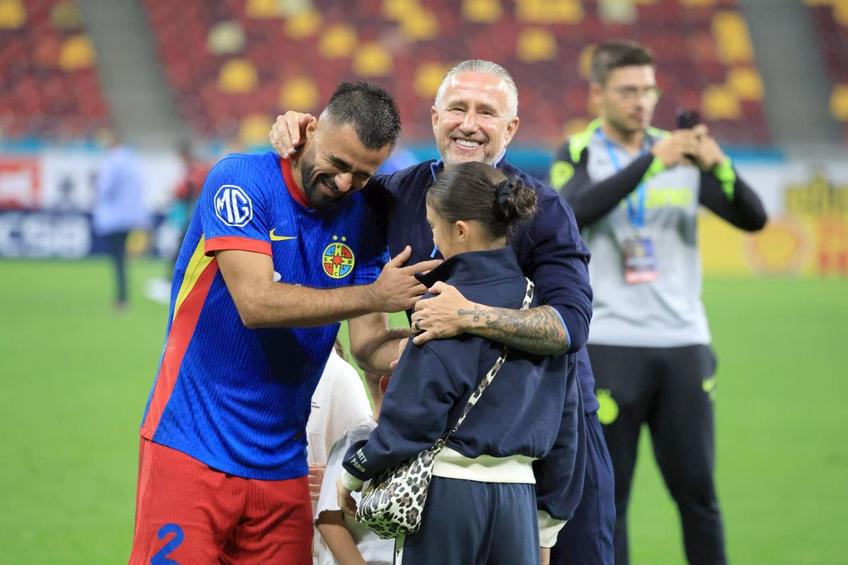 Ședință cu Reghecampf la jumătatea terenului, după FCSB - Oțelul / FOTO: Ionuț Iordache (GSP.ro)
