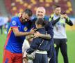 Ședință cu Reghecampf la jumătatea terenului, după FCSB - Oțelul / FOTO: Ionuț Iordache (GSP.ro)