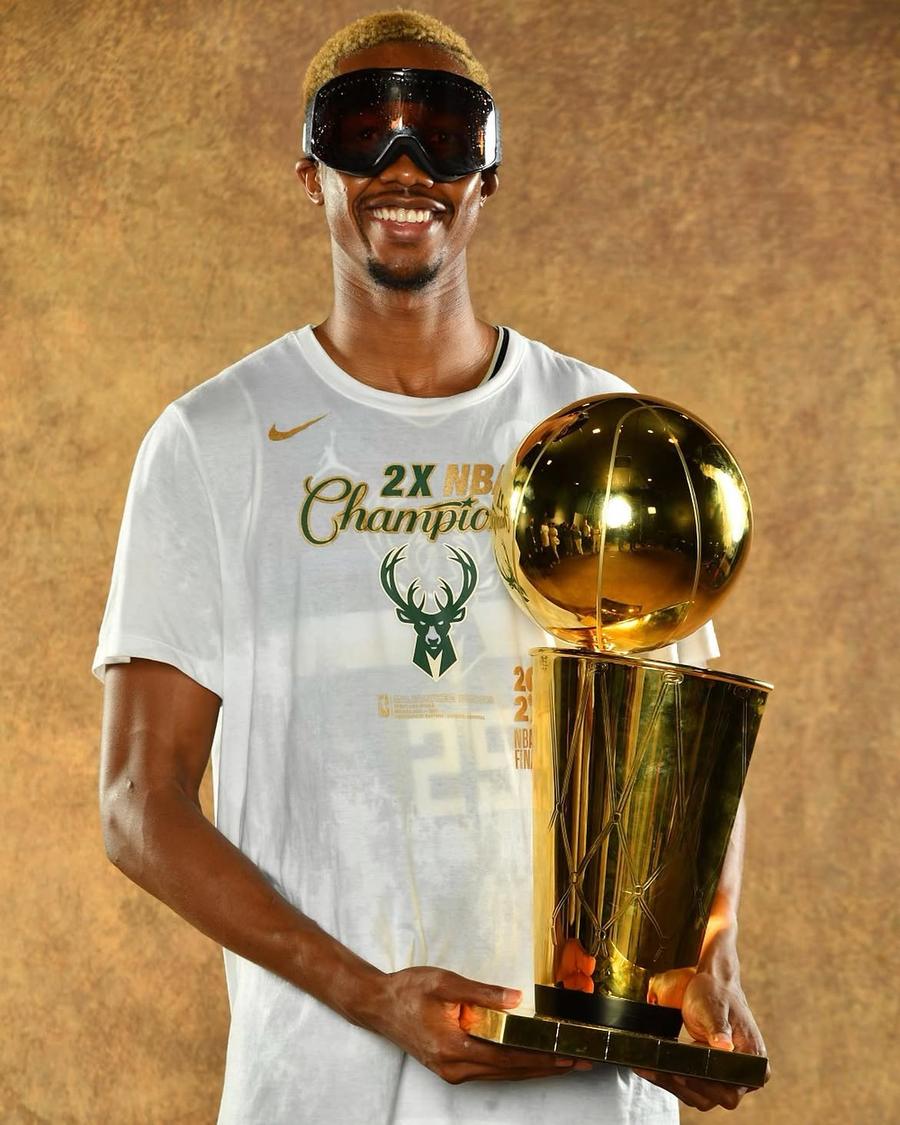 Mamadi Diakite, campion NBA cu Milwaukee Bucks, în 2021/Foto: Instagram (Mamadi Diakite) Campionul NBA din lotul Dubaiului o laudă pe U-BT Cluj-Napoca înaintea meciului direct: „O echipă foarte bună, dificil de înfruntat”