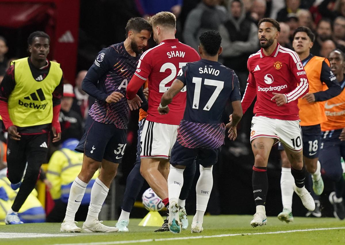 Scandal în plin derby: l-a lovit cu capul pe jucătorul de la Manchester United