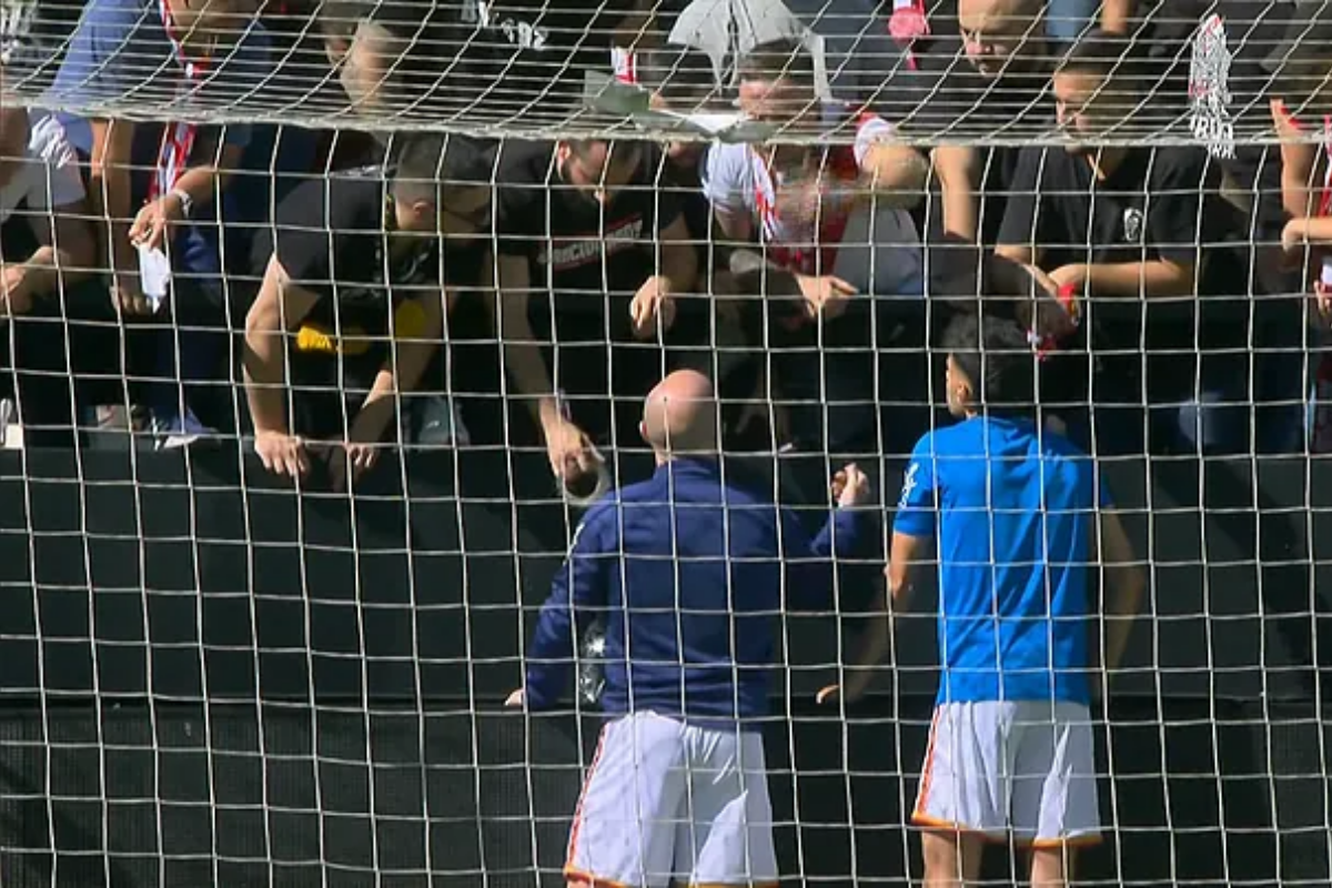 Meci suspendat în La Liga » Fără Andrei Rațiu în teren, fanii lui Rayo Vallecano au aruncat cu obiecte în teren: „Să salvăm Rayo”