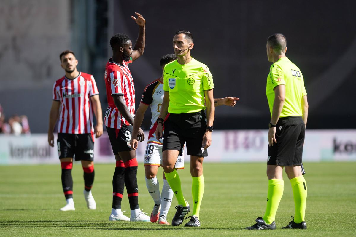 Cu Andrei Rațiu lăsat în afara lotului lui Rayo Vallecano, fanii au întrerupt partida din La Liga