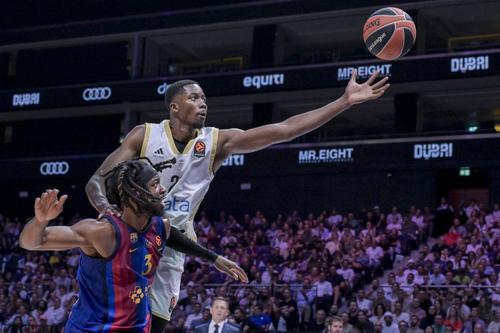 Mamadi Diakite, pivotul Dubaiului, într-un duel cu Barcelona/Foto: Imago Images